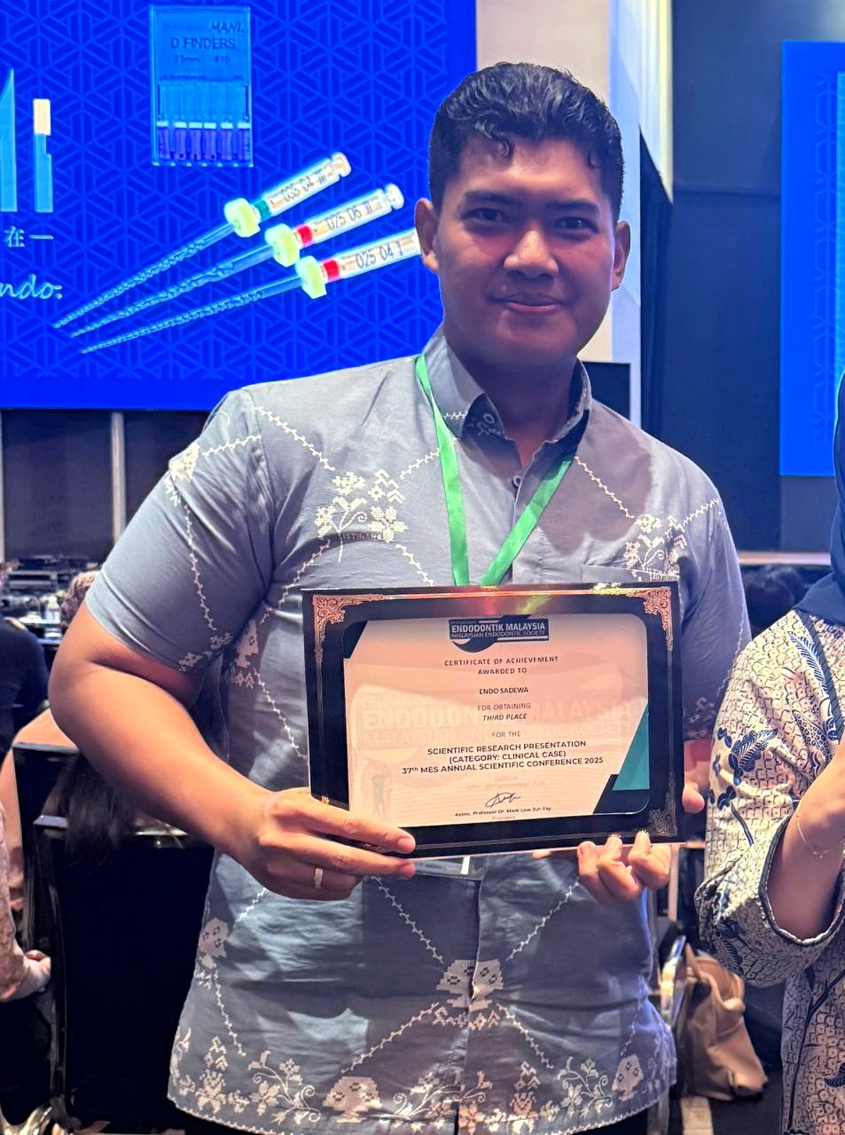 drg. Endo Sadewa receiving the Third Place certificate