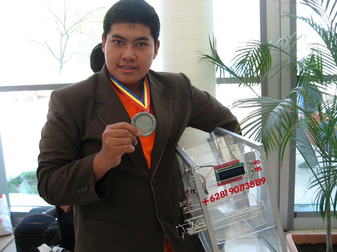 Endo Sadewa with the Infomatrix 2010 silver medal and project